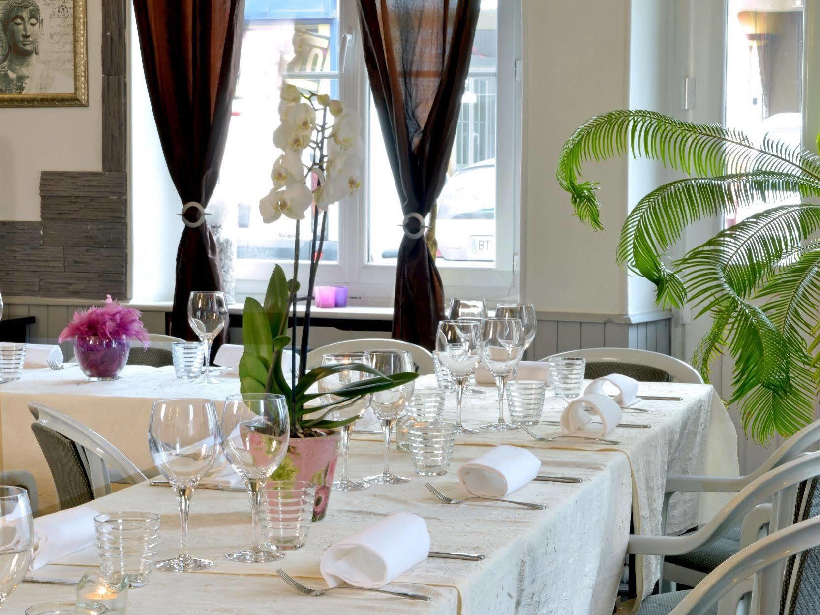 Logis Hôtel Au Croissant Buzançais Extérieur photo